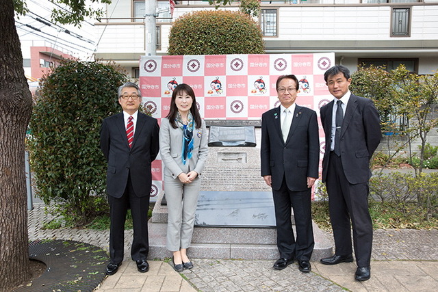 日本の宇宙開発発祥の地　顕彰碑の前で登壇者が並ぶ様子の写真