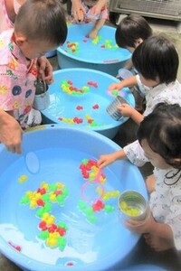 子ども達が水遊び