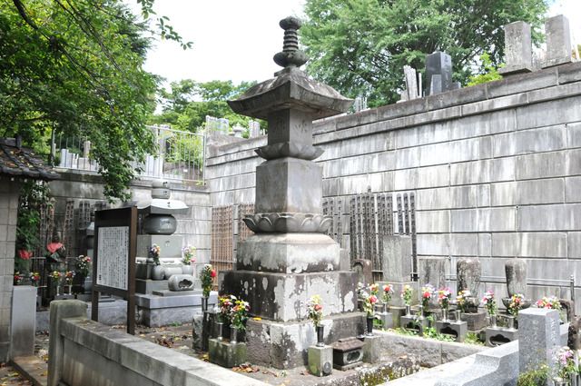 川崎平右衛門及び観音寺中興開山供養塔（観音寺）の写真