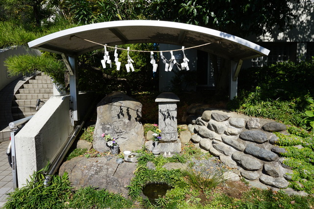 庚申塔・石橋供養塔・不動明王碑の写真