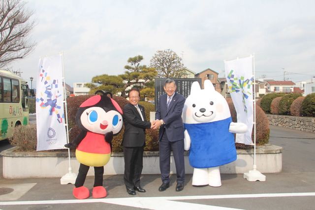 ホッチ，井澤市長，リオン株式会社　清水社長，ピクシーくんが市民憲章前で並んだ写真