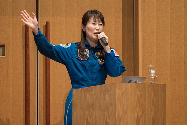 スクリーンで説明する山崎宇宙飛行士