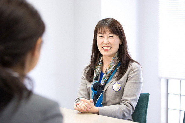 対談する山崎宇宙飛行士