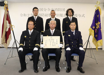 前方左から市長、水村団長、消防総監が座り、後ろに本団副団長が起立し記念撮影