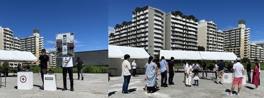 左写真は平和の灯を聖火皿へ加える様子、右写真は国分寺市の火を分化したランタンを配布している様子