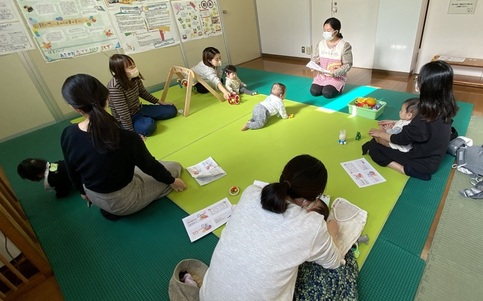 「あかちゃんとママのホッとタイム～管理栄養士とお話しませんか～」を実施しているときの様子