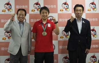 左から市長、亀澤様、橋本副市長