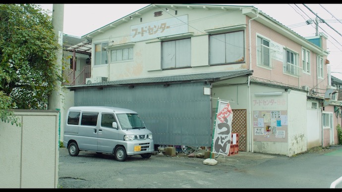 フードセンター日吉の駐車場と軽バン