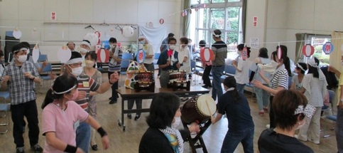 【写真】並木くぬぎ教室のメンバーが太鼓や踊りを楽しんでいる様子