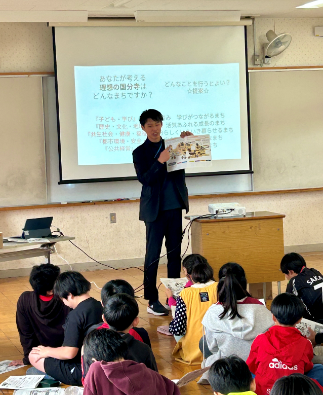 授業風景（説明している先生の立ち姿）