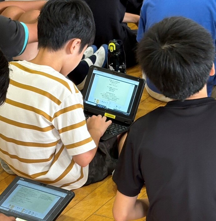 第四小学校の出前講座の様子（GIGA端末の操作）