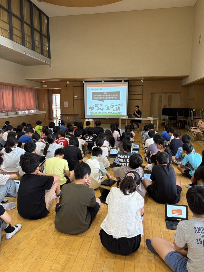 第四小学校の出前講座の様子（ホールひだまり）