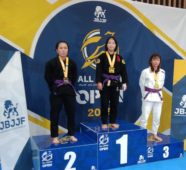 高本千代選手(中央)