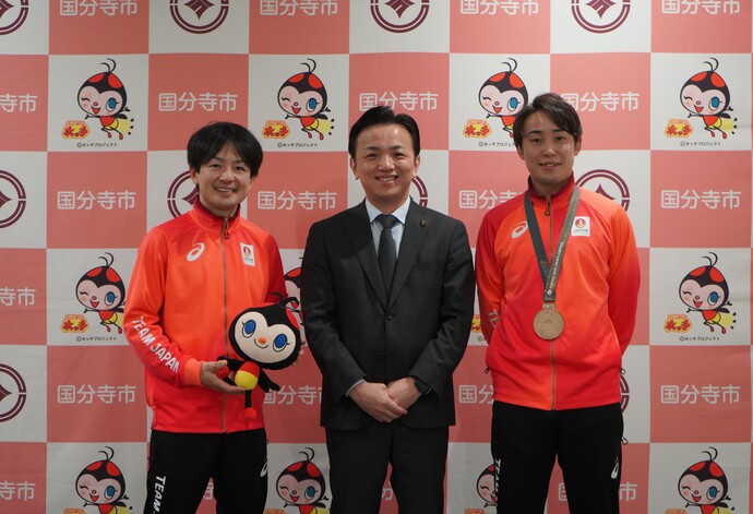 箭内 選手（左）、丸山市長（中央）、亀澤 選手（右）