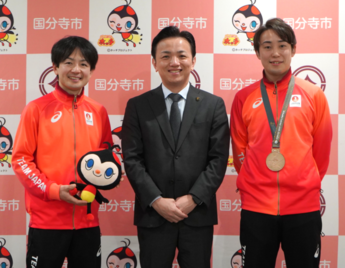 市長、亀澤選手、箭内選手の集合写真