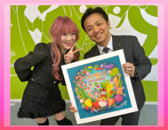 絵画を持った市長と吉田さんの写真