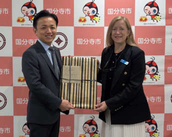 マリオン市副市長から丸山市長へ絵画を贈呈している様子