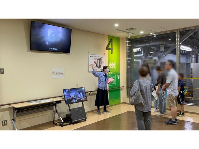 市では例年、市民の環境意識の啓発を目的として、日野市の可燃ごみ処理施設見学会を2回(平日1回、休日1回)実施しています。 施設の見学を通じて、もやせるごみ処理の仕組みや施設周辺の環境負荷低減の取り組みに対する理解を深めます。