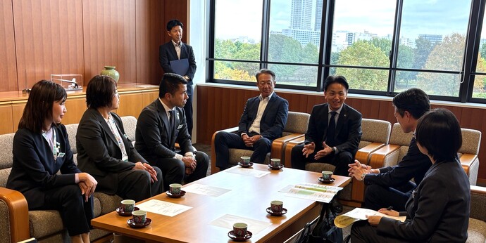 「私の地元応援募金」贈呈式の後、明治安田生命保険相互会社と正副市長が意見交換をしている様子